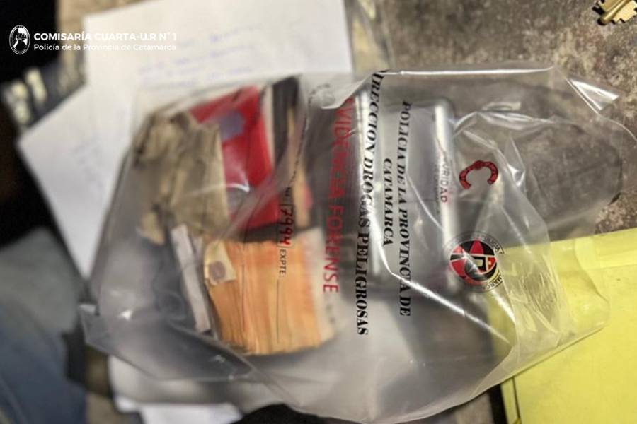 Detienen a dos hombres con marihuana, balanzas y $295.000 en efectivo