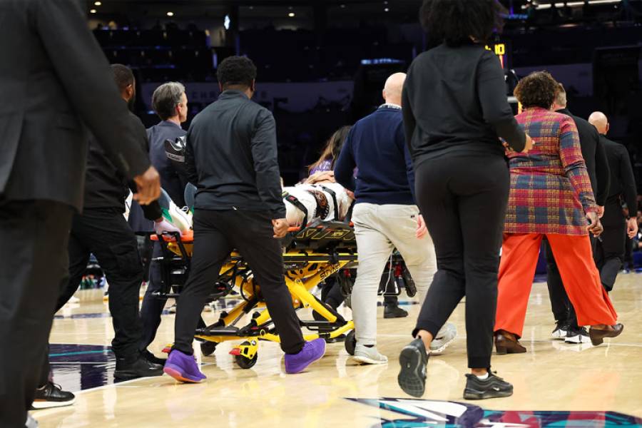 Escalofriante caída en la NBA: Jaylen Wells sufrió una violenta falta y fue retirado en camilla del estadio