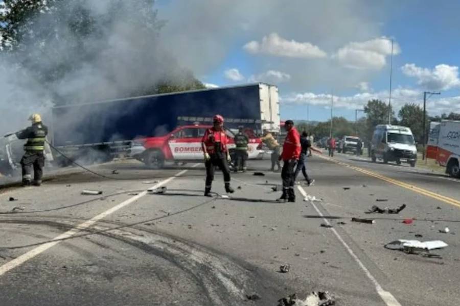 Murió carbonizado al chocar con un camión en Córdoba: su pareja se arrojó antes y sospechan que discutieron
