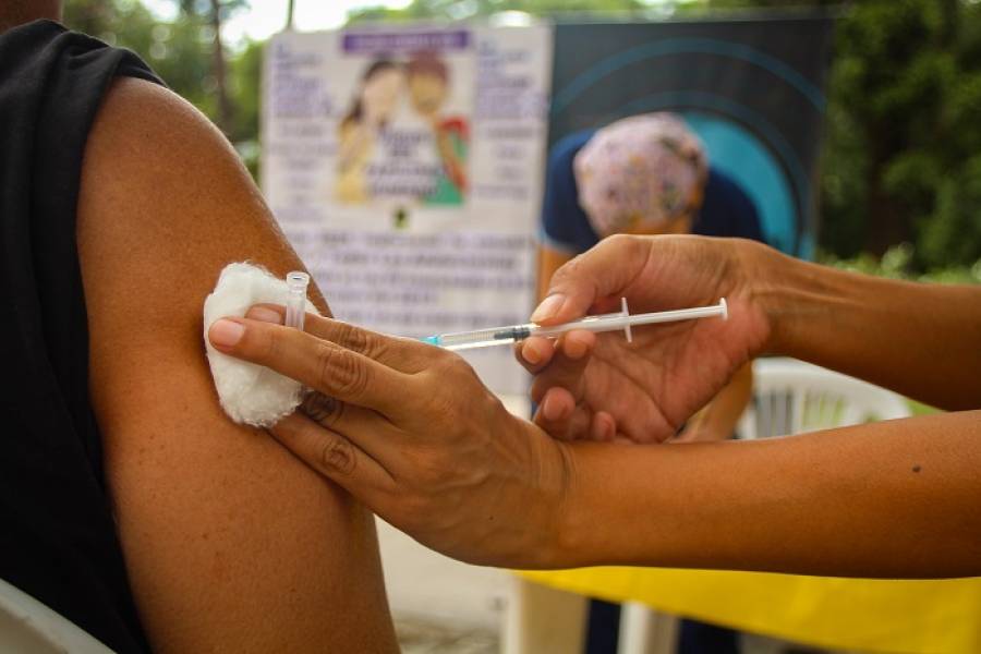 Salud lleva a cabo operativos de vacunación