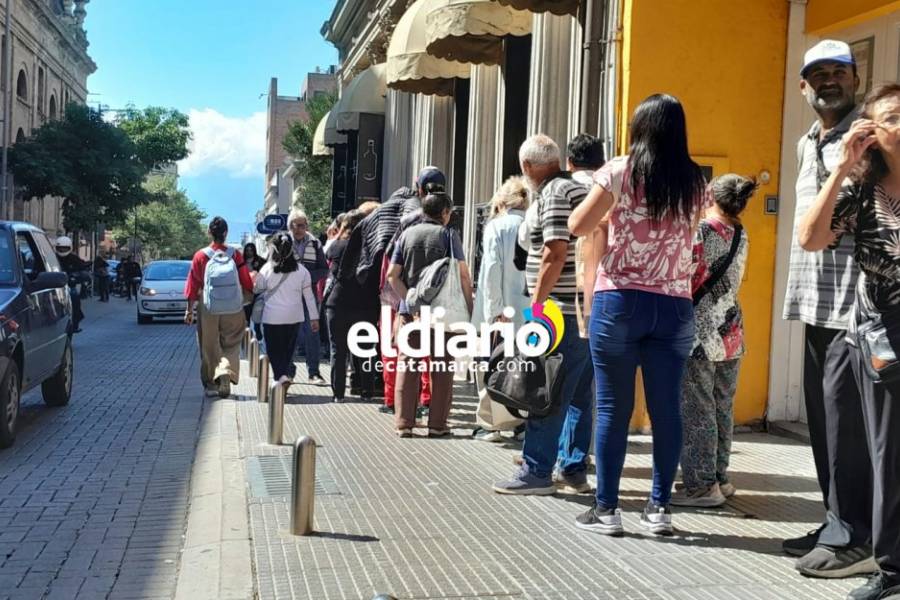 Desde la 5 de la madrugada: Adultos mayores obligados a soportar largas filas en el Banco Santiago del Estero