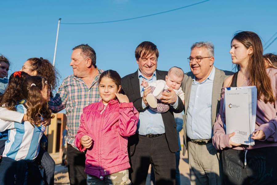 El Gobierno entregó 30 nuevas viviendas para familias catamarqueñas y científicos del CONICET