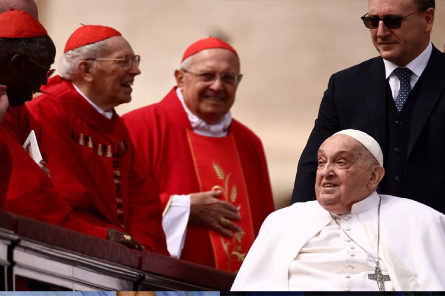 El papa Francisco salió a saludar a los fieles y pidió rezar por los pobres en la misa del Domingo de Ramos