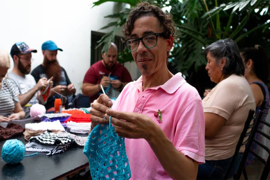 Quiénes son los “Hombres Tejedores” que rompen los estereotipos y reivindican una nueva masculinidad