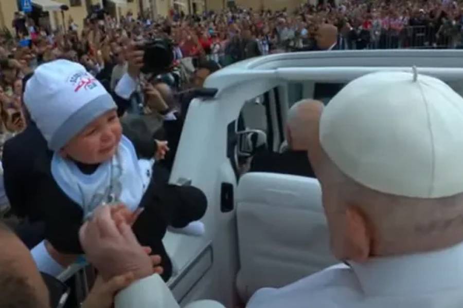El papa Francisco participó de la Misa de Pascuas y recorrió la plaza de San Pedro en papamóvil durante varios minutos
