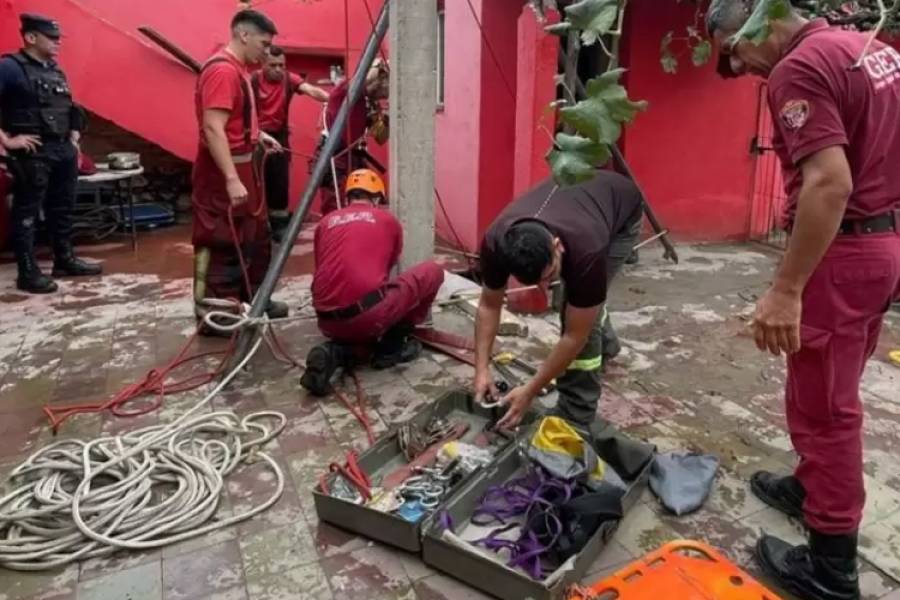 Dos mujeres cayeron a un pozo de 5 metros de profundidad