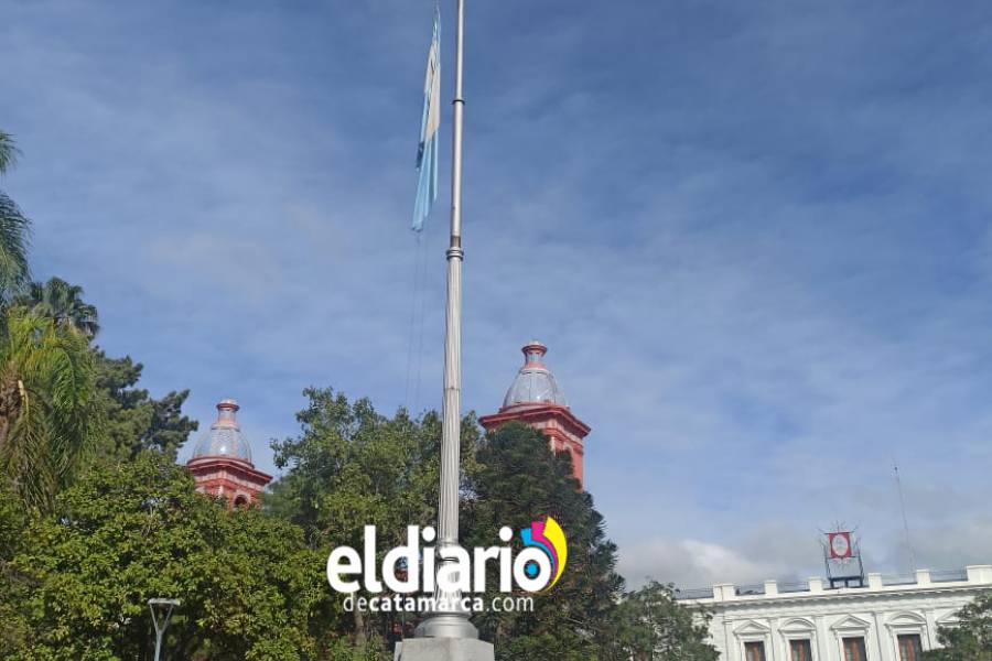 Bandera a media asta por la muerte del Papa Francisco