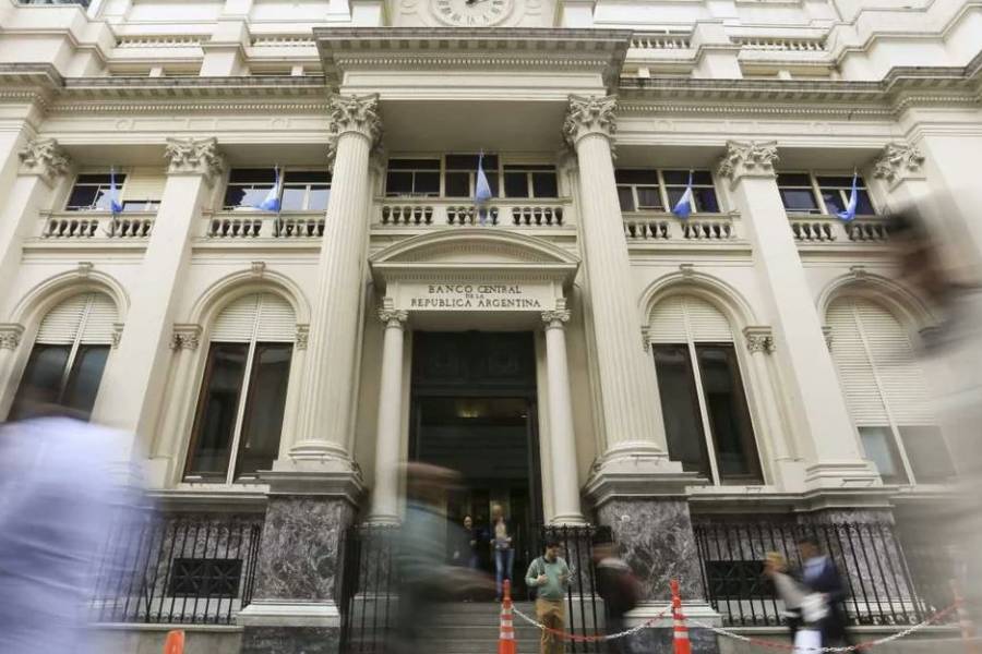 El Banco Central ya ofrece comprar dólares a $1.000: cuál es la audaz jugada del Gobierno