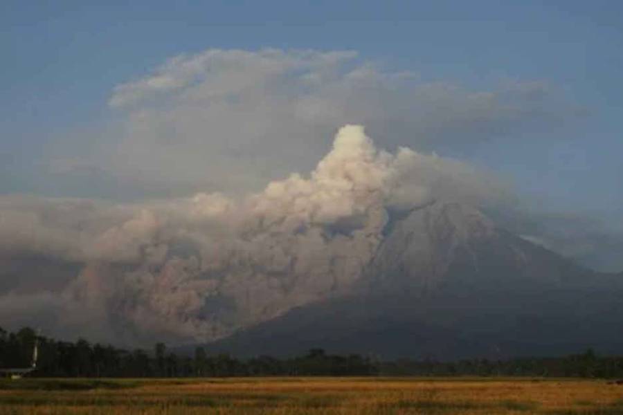 Indonesia: el volcán Semeru entró en erupción cuatro veces
