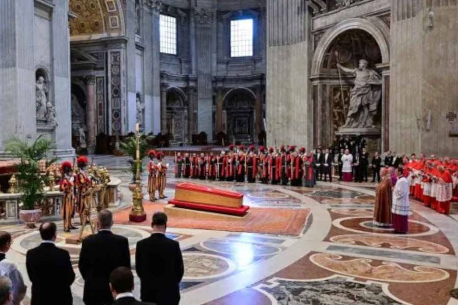 El Vaticano anunció cuándo cerrará el féretro del papa Francisco