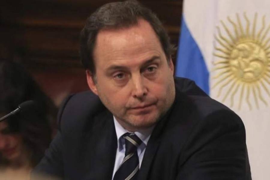 Se aleja Mera del Ministerio de Educación
