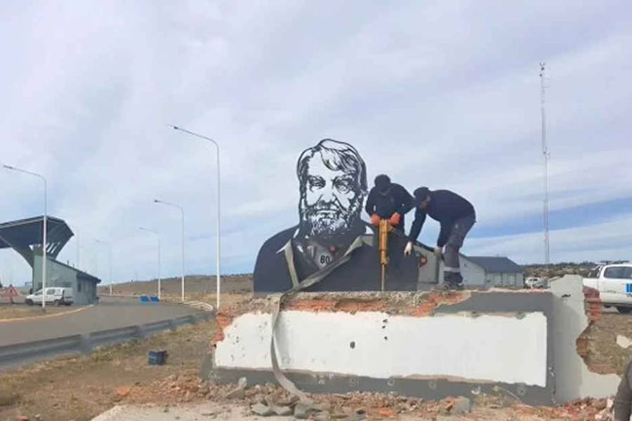 Echaron al responsable de destruir el monumento de Osvaldo Bayer