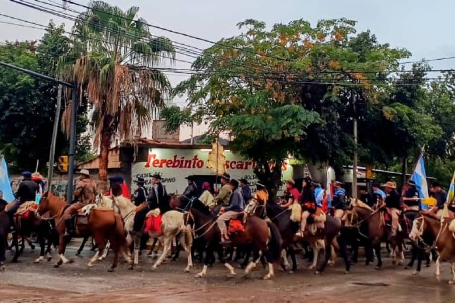 Bajo la lluvia miles de gauchos a caballo homenajearon a la Virgen del Valle