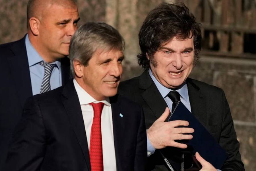 Luis Caputo insistió con que la inflación “va a colapsar” y anticipó medidas para incentivar el uso de dólares