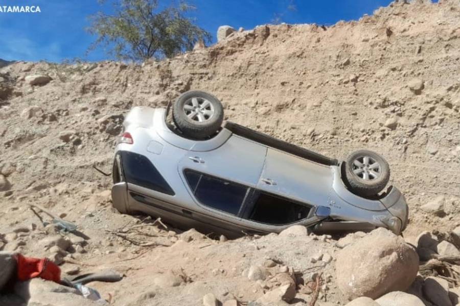 Se salvaron de Milagro: Cayeron con su camioneta a un precipicio en Andalgalá  
