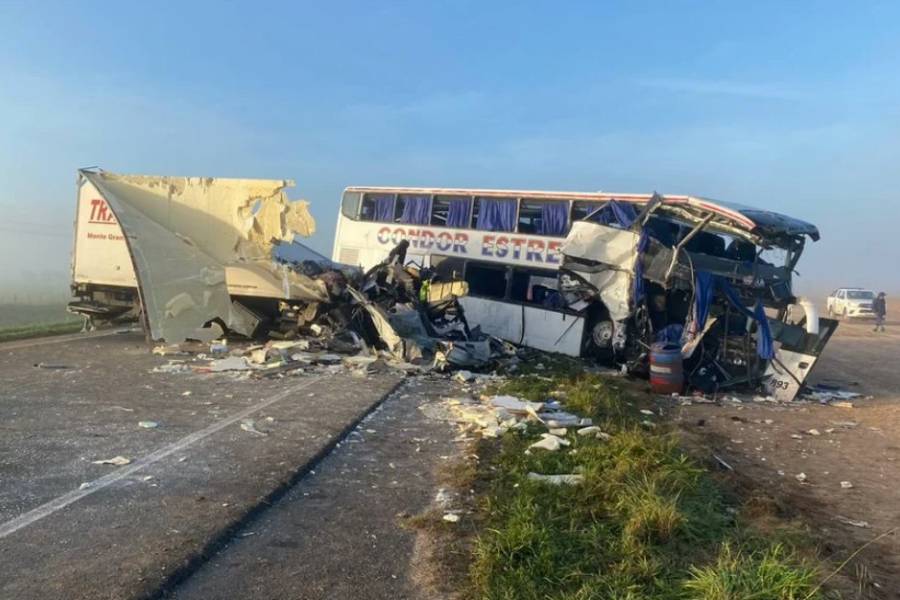 Choque frontal entre un micro y un camión en Ruta 3: hay al menos cuatro muertos