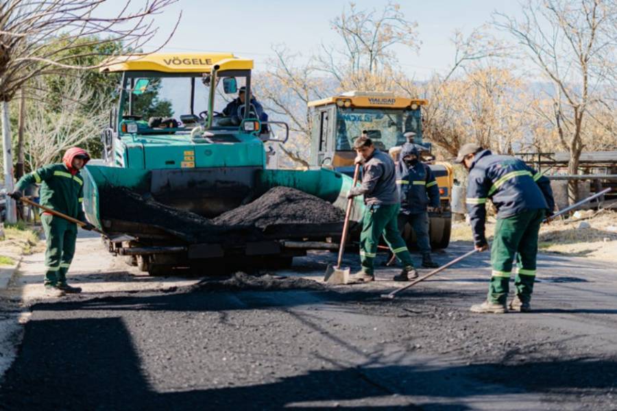Obras viales en Valle Viejo: Avanzan las tareas de pavimentación en barrios clave