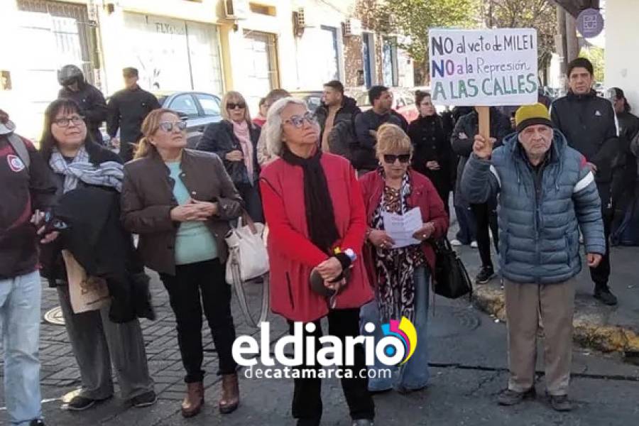 Jubilado protestaron frente a las puertas de ANSES Catamarca y Agüero los tildó de “carne de cañón”