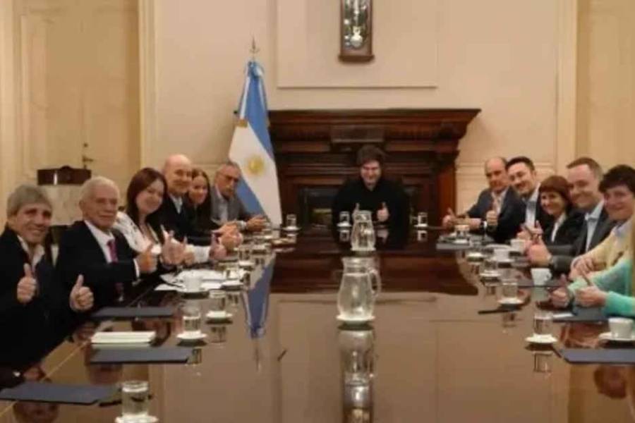 Milei almorzó y proyectó la película Homo Argentum con su Gabinete en la previa al cierre de listas