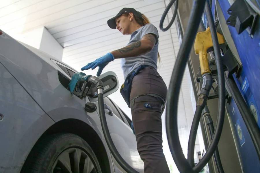 Tras cuatro meses de suba, se frenó la venta de combustibles y cayó 1,16% en julio