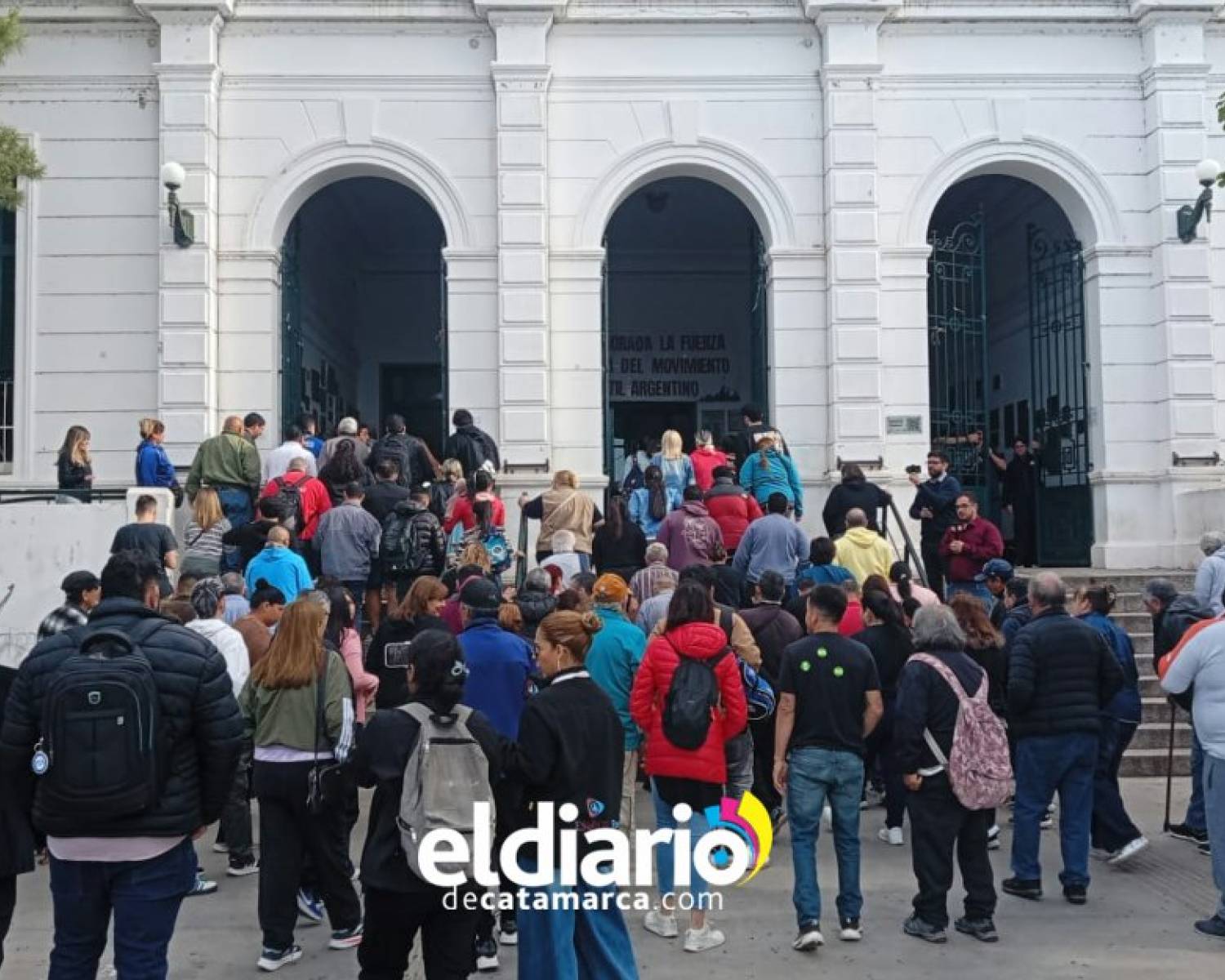Dos de las escuelas emblemáticas de Catamarca tardaron en abrir sus puestas este domingo