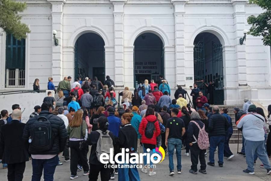 Dos de las escuelas emblemáticas de Catamarca tardaron en abrir sus puestas este domingo