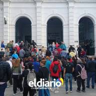 Dos de las escuelas emblemáticas de Catamarca tardaron en abrir sus puestas este domingo
