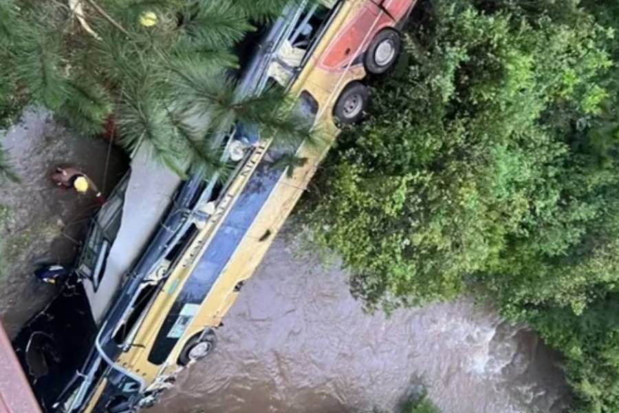 Tragedia en Misiones: un micro cayó a un arroyo y provocó al menos 7 muertes