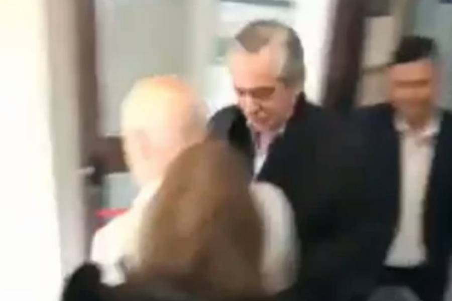 Alberto Fernández apareció, votó y salió a las apuradas: 