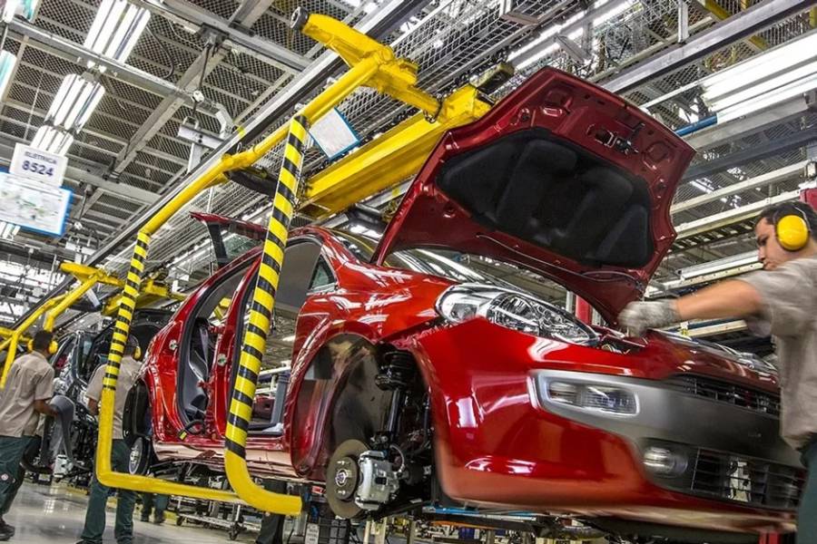La producción automotriz cayó casi 10% interanual en octubre, según ADEFA