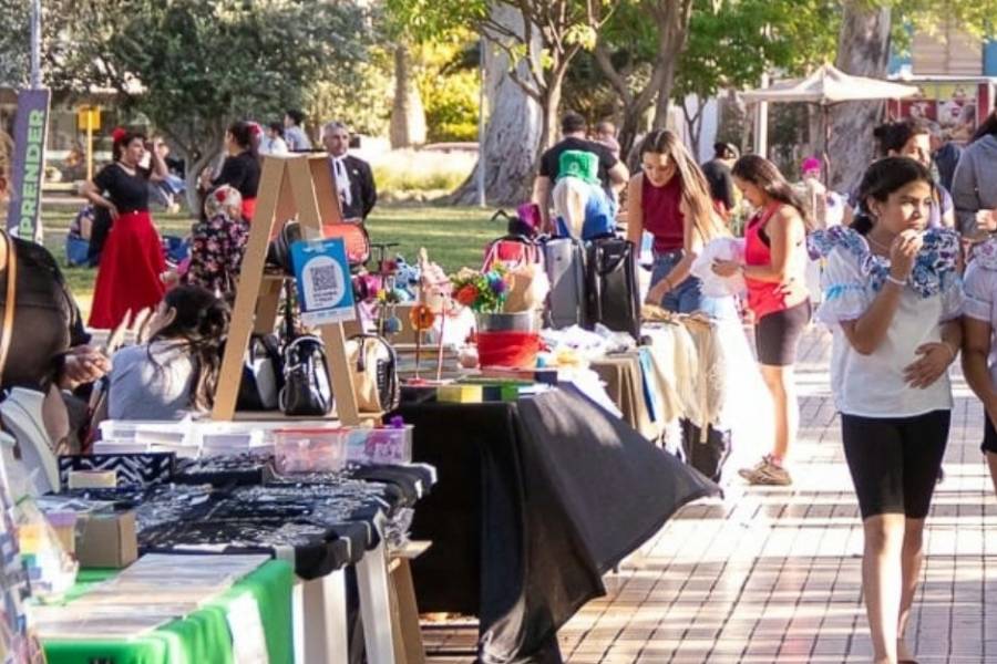 Plaza 25 de Mayo se viste de fiesta para celebrar el Día del Emprendedor