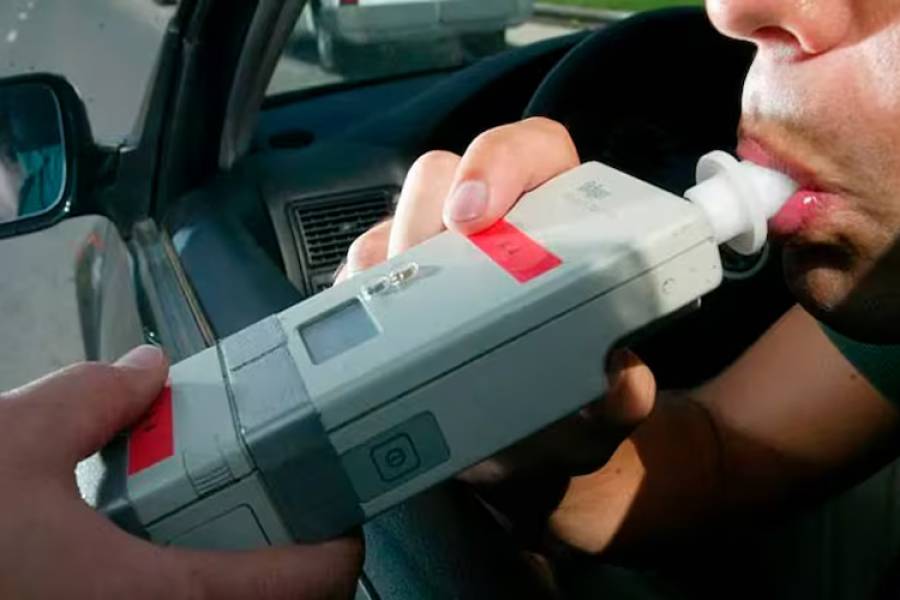 Conducía borracho e intento sobornar a la policía para que no le quitaran el auto