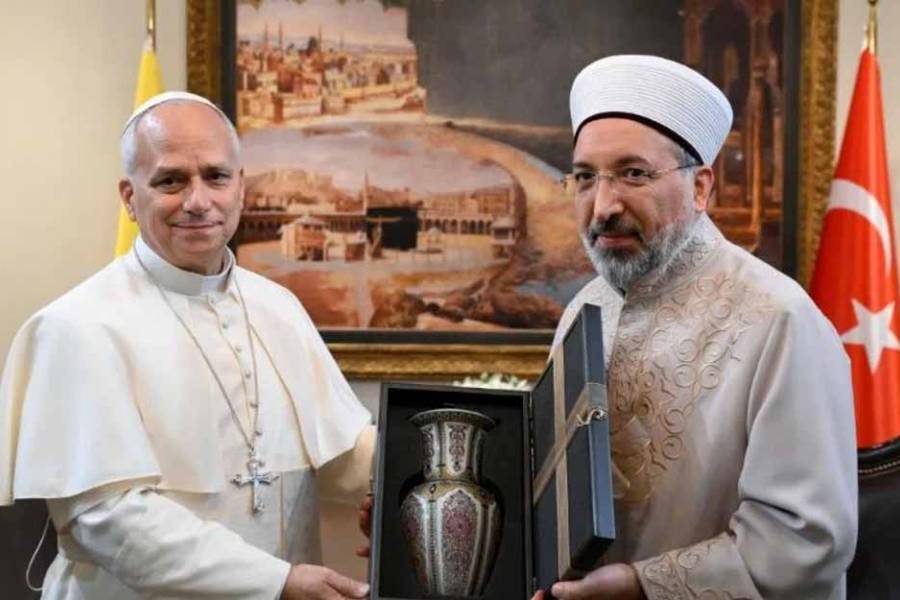 El papa León XIV, con cristianos y musulmanes en Estambul