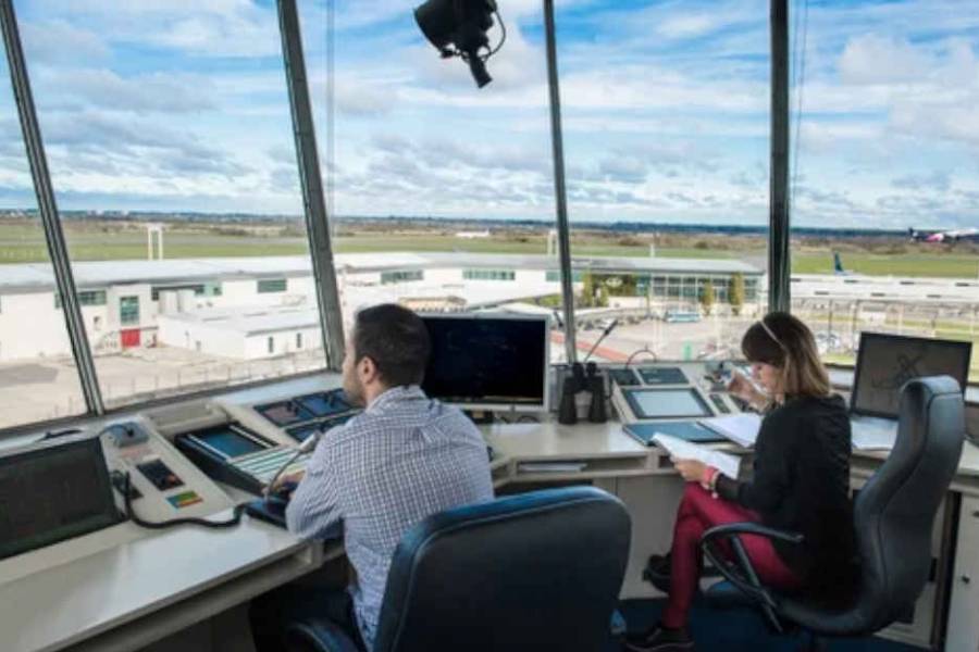 Controladores aéreos preparan medidas de fuerza que pueden afectar los vuelos en las fiestas