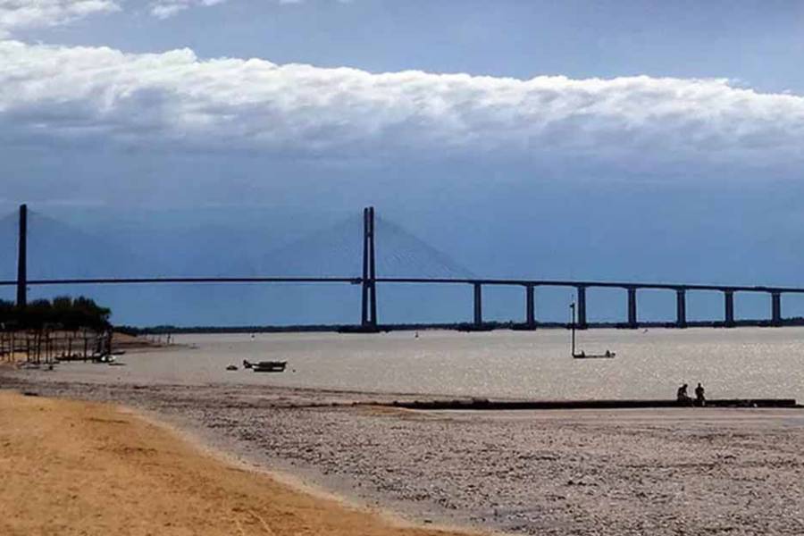 Intensa búsqueda en el río Paraná de un adolescente que se metió a nadar y no salió del agua
