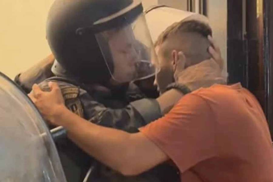 Se volvió viral por el abrazo con un policía al reclamar por el abuso a su hija de 3 años