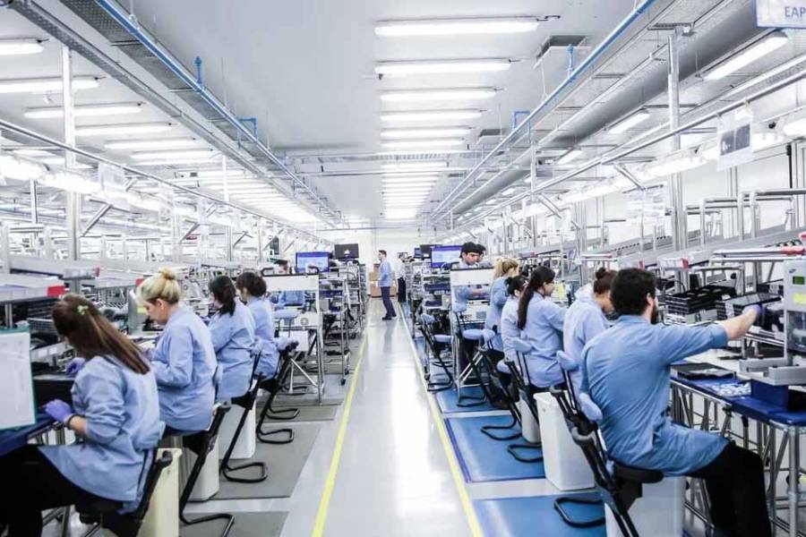 El gobernador de Tierra del Fuego criticó la quita de aranceles a celulares importados: “Nada que festejar”