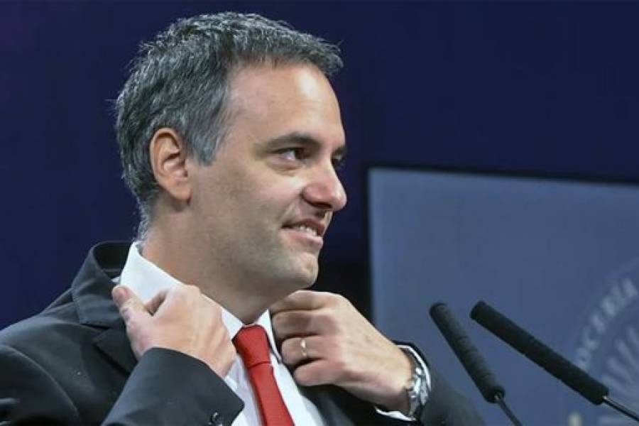 Manuel Adorni fue designado director de YPF en representación del Estado Nacional