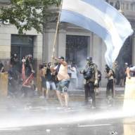 Incidentes por la reforma laboral: gases, explosiones y detenidos en las afueras del Congreso