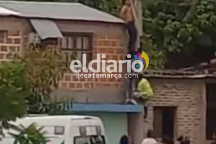 Intentó colgarse del tendido eléctrico, sufrió una descarga y quedó atrapado entre un poste y un techo