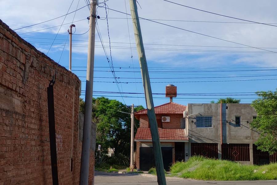 Tiene un poste peligrosamente inclinado frente a su casa