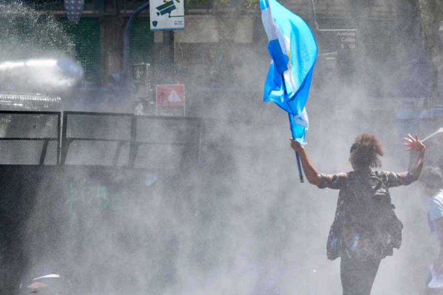 Tensión entre la Policía y los manifestantes en el Congreso