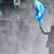 Tensión entre la Policía y los manifestantes en el Congreso