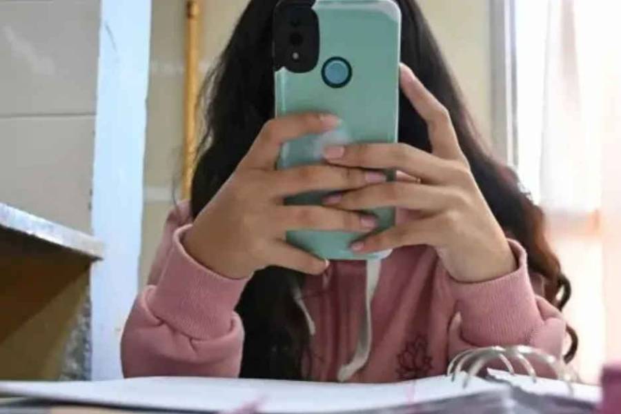 Impulsan en Diputados un proyecto de ley para regular el uso de los celulares en las escuelas