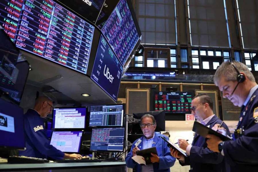 Las bolsas globales operan en rojo ante la disparada del petróleo por encima de los US$100