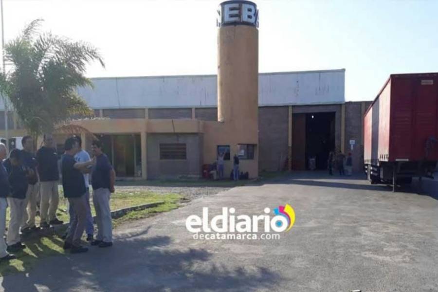 Ex trabajadores de NEBA nuevamente protestan frente la fábrica 