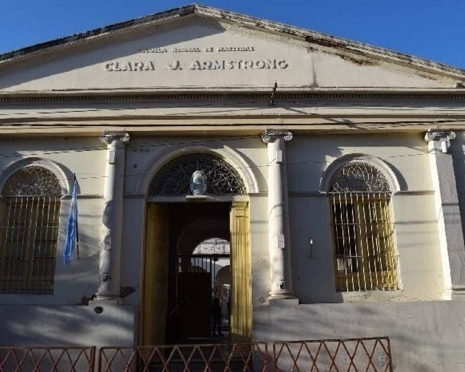 Alumnas a las trompadas en la escuela Clara J. Armstrong