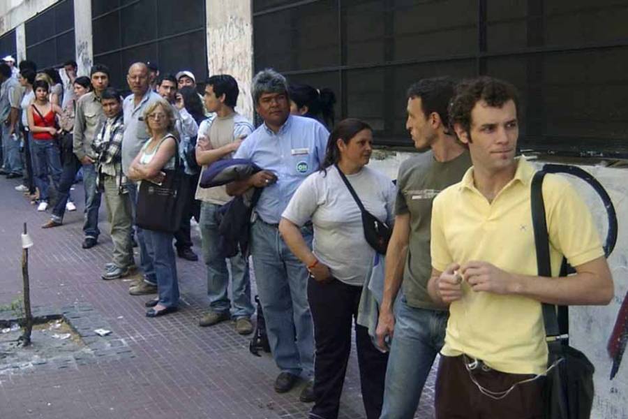 Más gente, desocupada o disconforme, sale a buscar trabajo mientras la oferta de empleos se contrae
