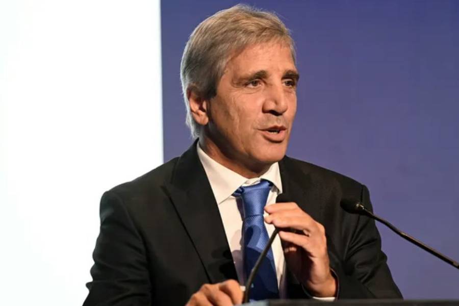 La recaudación tributaria recortó su caída a la mitad y Luis Caputo apuesta a un segundo semestre positivo