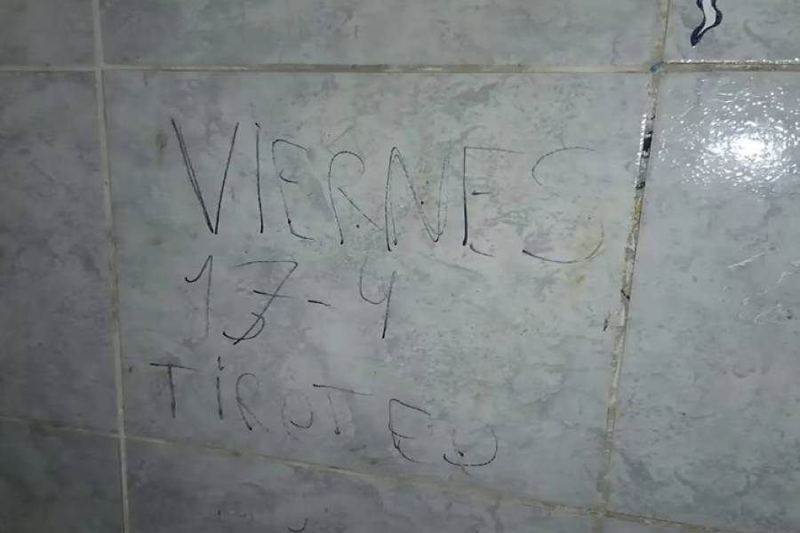 Una madre le dio a su hijo una réplica de arma de fuego para que la llevara a la escuela por temor a las amenazas: los imputaron